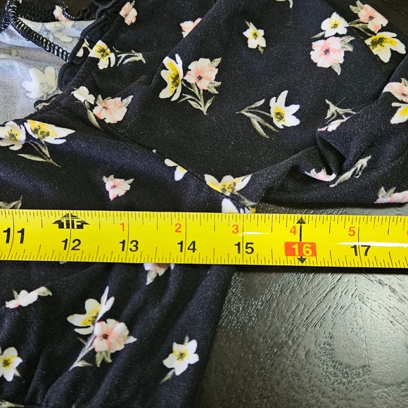 No Boundaries Black Floral Long Sleeve Scoop Neck Top Size M - Picture 6 of 9